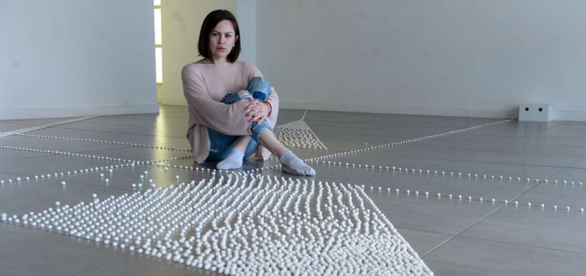 Artista multidisciplinar, nacida en Ecuador, obtuvo su maestr&iacute;a en artes en la Central Saint Martins de Londres.  