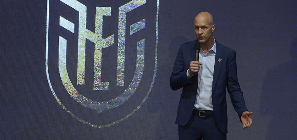 La FEF tratar&aacute; caso del t&eacute;cnico Cruyff