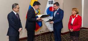 En la reuni&oacute;n, Ecuador y Corea intercambiaron los textos originales del memorando de entendimiento sobre la Industria de Defensa y Log&iacute;stica. 