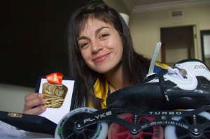 &Iacute;ngrid Factos muestra orgullosa su primera medalla de oro en Juegos Suramericanos.