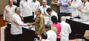 Parlamento cubano eval&uacute;a a 33 encargados de iniciar la reforma