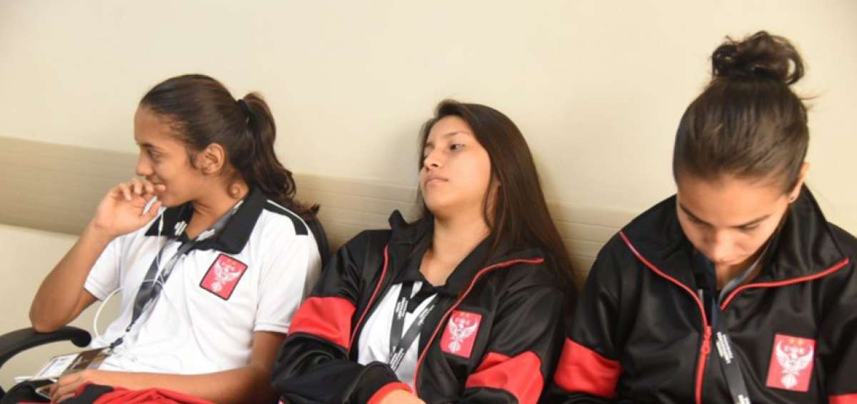 Mayra Olvera (d) revisa su celular mientras que Claudia M&eacute;ndez y Ariana Cortez esperan ser atendidas.