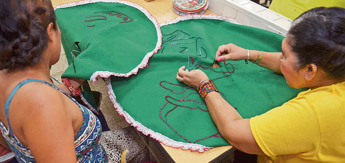 Los bordados con motivos navide&ntilde;os inundan el &aacute;rea de taller, donde las mujeres bordan; mientras los hombres aprenden a dibujar letras, sumar, pintar y a confeccionar los tradicionales monigotes.