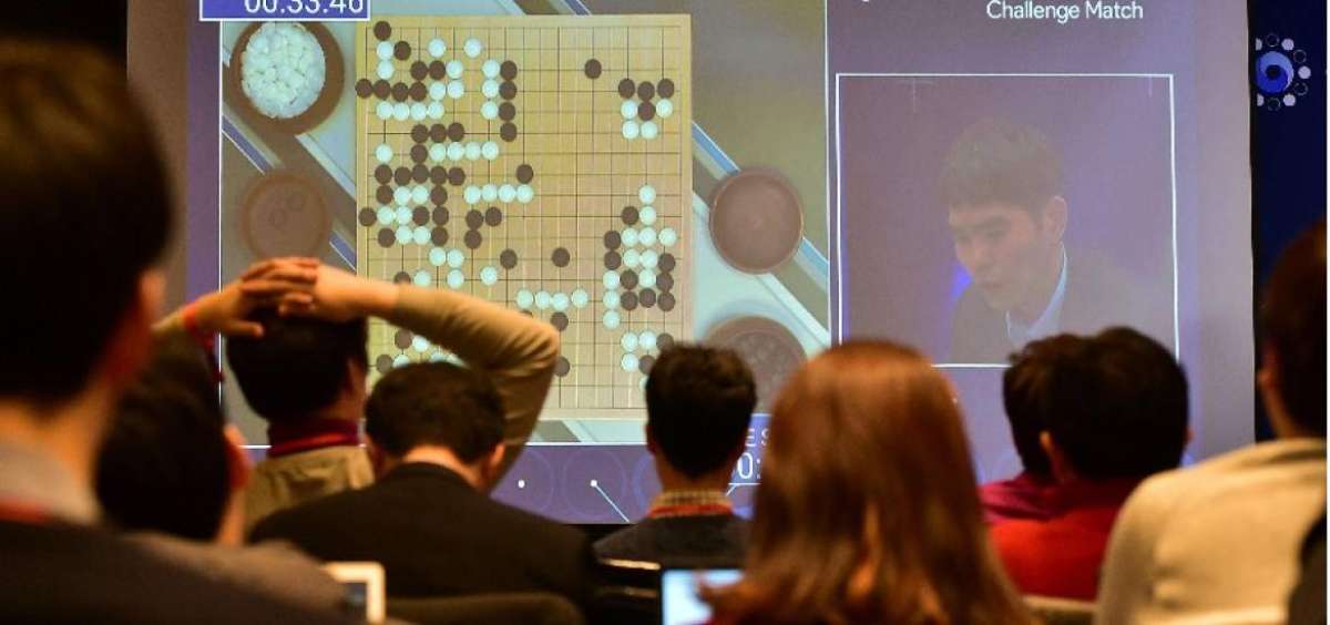 La &uacute;ltima partida entre AlphaGo y Lee se extendi&oacute; por 5 horas en Se&uacute;l. El jugador no ocult&oacute; su decepci&oacute;n.