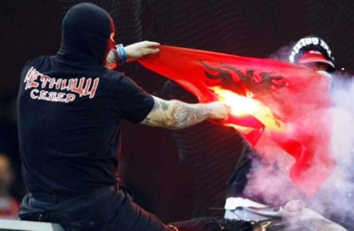 Hinchas de la Estrella Roja de Belgrado quemaron una bandera albanesa. Foto: Tomada de www.resultados-futbol.com