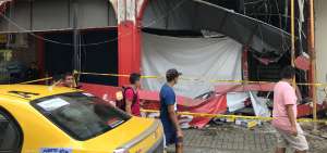 El &aacute;rea del accidente, a pocos metros del Municipio de Manta, tiene el paso restringido hasta que se terminen de sacar los escombros.