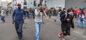 En varios tramos de la av. Sim&oacute;n Bol&iacute;var, los manifestantes bloquearon la v&iacute;a y quemaron llantas, entre otras acciones de protesta.