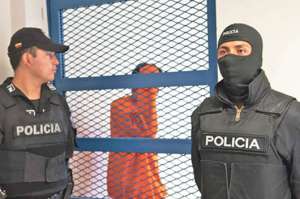 Los reos del Centro Regional de Cotopaxi resguardados por la Polic&iacute;a cuando recib&iacute;an atenci&oacute;n m&eacute;dica. Foto: Archivo / El Tel&eacute;grafo.