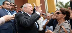 Previamente a la posesi&oacute;n Roberto Pasailaigue sali&oacute; a informar a los jubilados que los atender&aacute; oportunamente. Ellos esperaban con carteles.