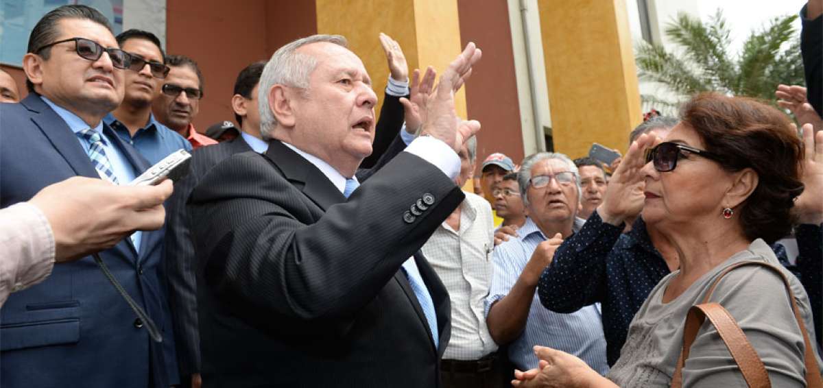 Previamente a la posesi&oacute;n Roberto Pasailaigue sali&oacute; a informar a los jubilados que los atender&aacute; oportunamente. Ellos esperaban con carteles.