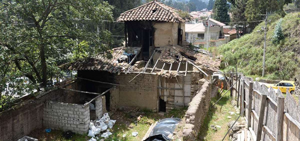 La Casa del Arco se hab&iacute;a convertido en guarida de delincuentes. El a&ntilde;o anterior la estructura sufri&oacute; da&ntilde;os debido a un incendio.