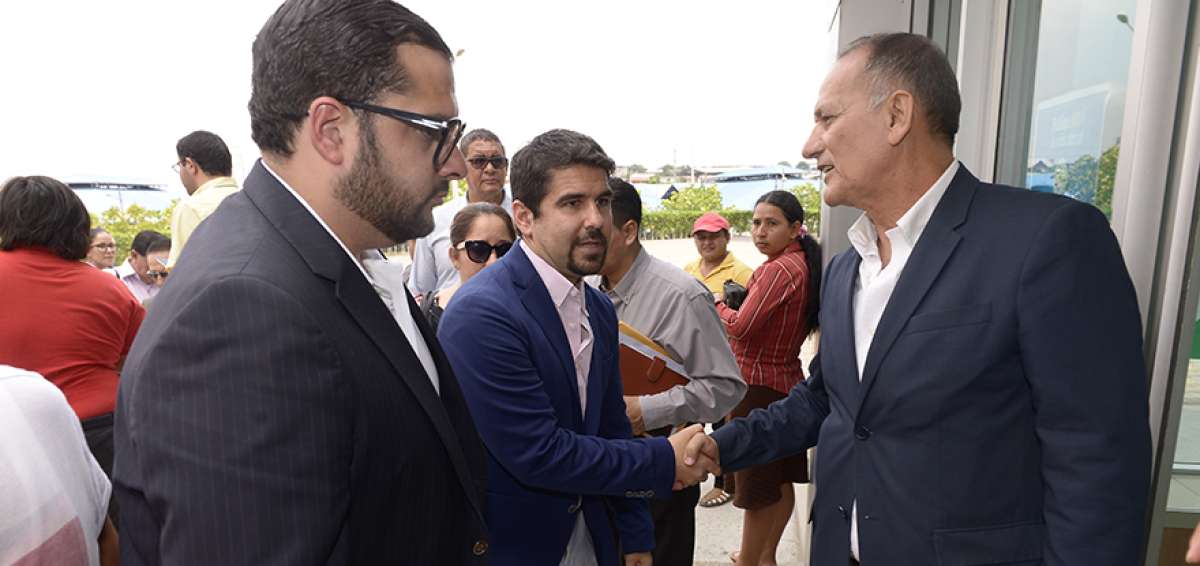 Abdal&aacute; Bucaram Pulley (c) lleg&oacute; a la Unidad Judicial de la Florida, para participar en la audiencia ante el juez Jean Daniel Valverde.