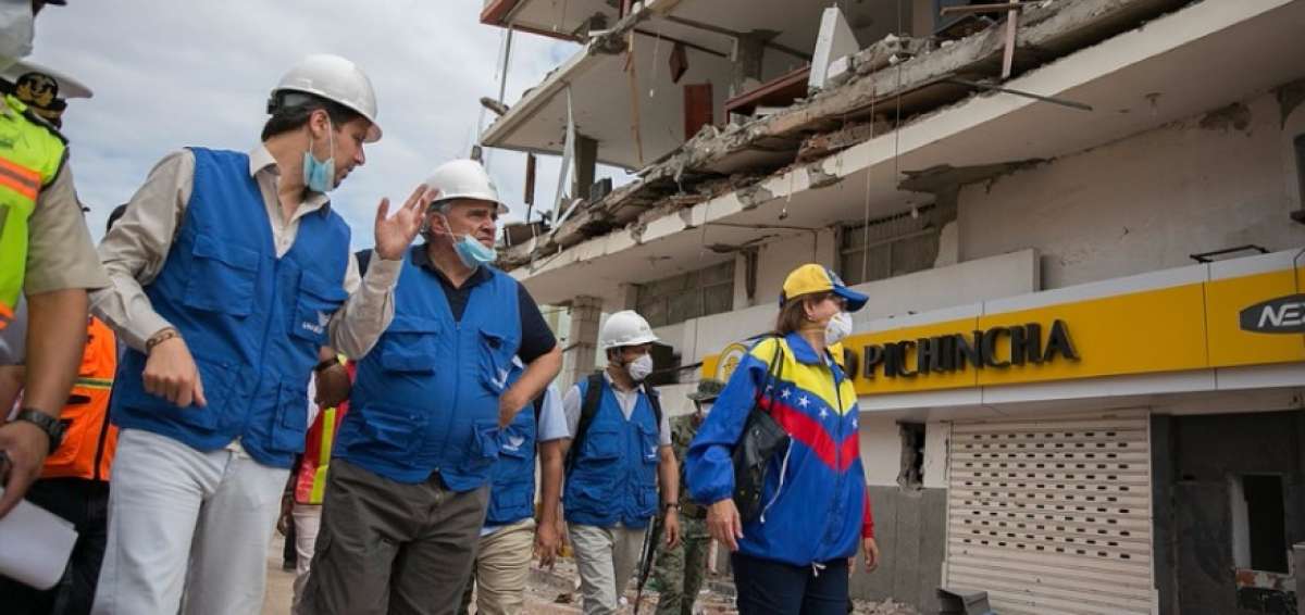 En el recorrido, la comitiva pudo comprobar el trabajo de remoci&oacute;n de escombros en el Barrio Tarqui, en Manta.