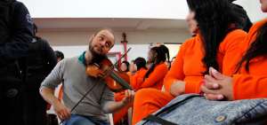 M&uacute;sicaOcupa, grupo integrado por 15 personas, deleit&oacute; con sus instrumentos a los privados de la libertad de la Regional Cotopaxi. 