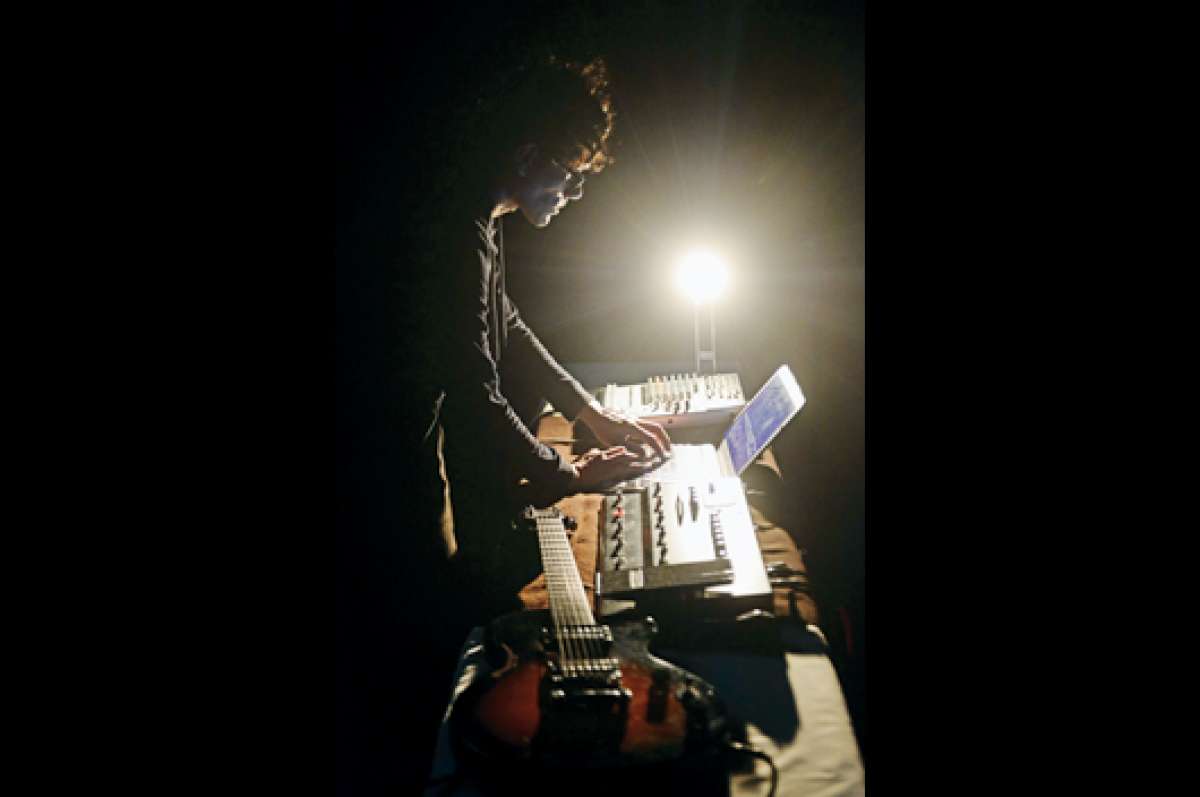 Fusiona ritmos prehisp&aacute;nicos y electr&oacute;nicos en piezas que se inscriben dentro de la m&uacute;sica ambiental para acompa&ntilde;ar exposiciones de arte.