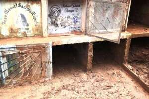 A un  costado del cementerio general de Portovelo existen viviendas que tambi&eacute;n  se ven amenazadas por los hundimientos. Foto: cortes&iacute;a
