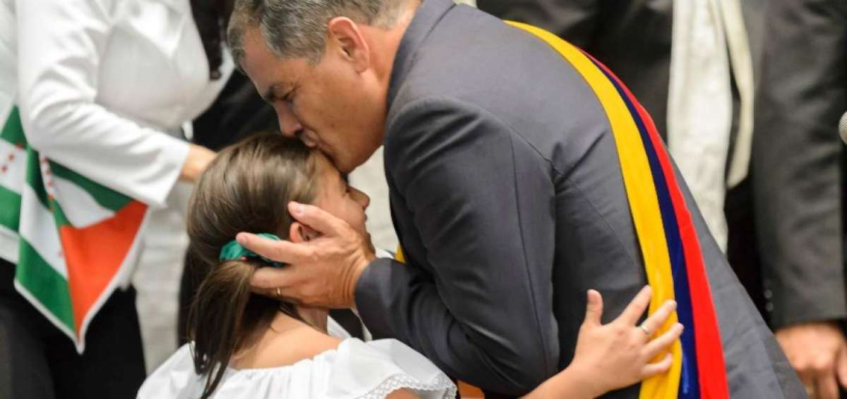 La peque&ntilde;a interpret&oacute; la Tejedora Manabita en el acto de Informe a la Naci&oacute;n en la Asamblea. 