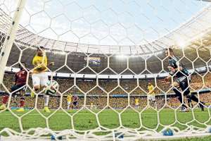 Thiago Silva (izq.) en el momento en que marca el primer gol para Brasil. David Ospina (der.) lo observa. Foto: AFP.