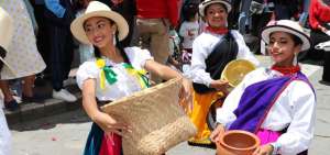 Sombreros, cestos, vestidos y m&aacute;s se ofertan en el Cemuart.