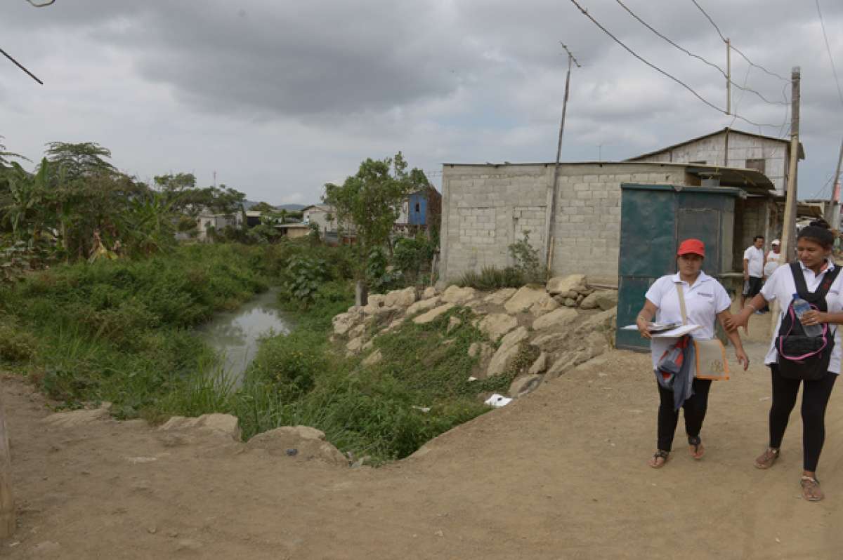 El &lsquo;canal del Burro&rsquo; es una de las cunetas que han colapsado con el taponamiento de la tuber&iacute;a. Foto: fotos: Jos&eacute; Mor&aacute;n / El Tel&eacute;grafo