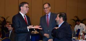 El embajador Todd Chapman (izq.) salud&oacute; con empresarios y funcionarios de la C&aacute;mara Ecuatoriano Americana de Comercio.
