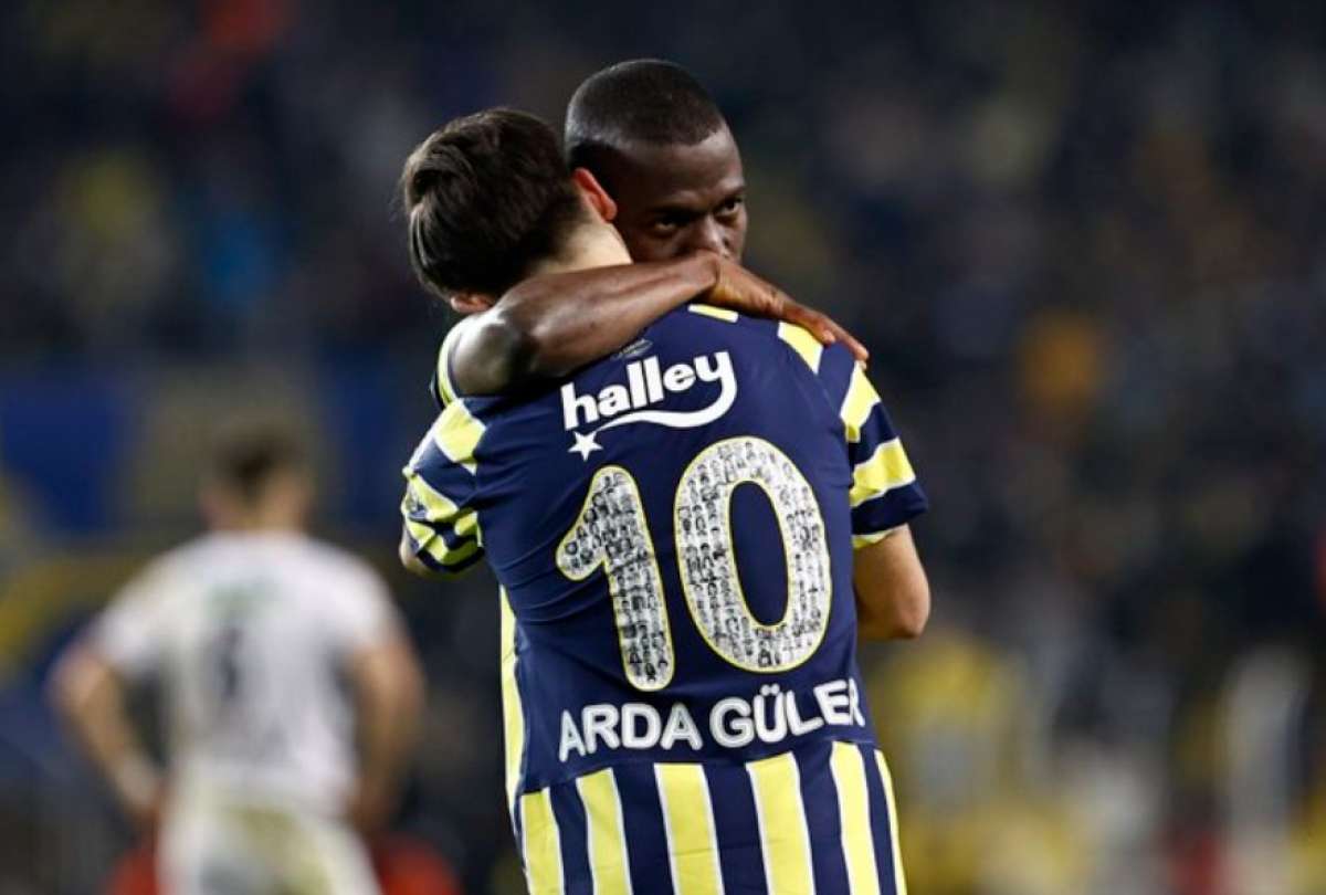 Énner Valencia (der.) planea quedarse en el Fenerbahce de Turquía.