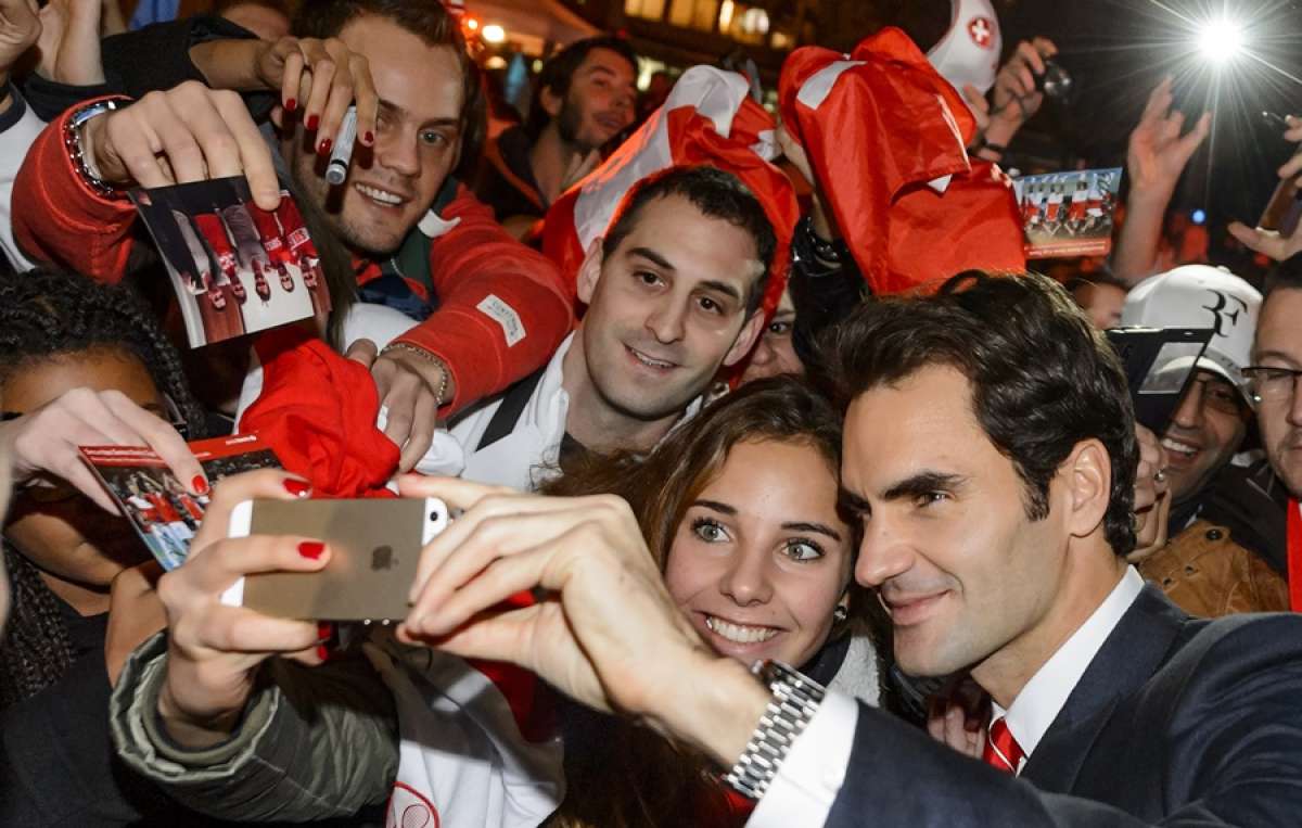 Roger Federer (d) aprovech&oacute; para tomarse selfies con sus fans. Foto: Agencia AFP