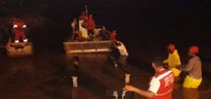 Rescatan a 3 ni&ntilde;os y 2 adultos atrapados por crecida de r&iacute;o Esmeraldas