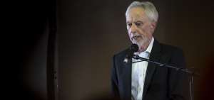 'Esperando a los b&aacute;rbaros', de John Maxwell Coetzee (foto), es una par&aacute;bola de una Sud&aacute;frica que vive en una extrema paranoia relacionada con el racismo.