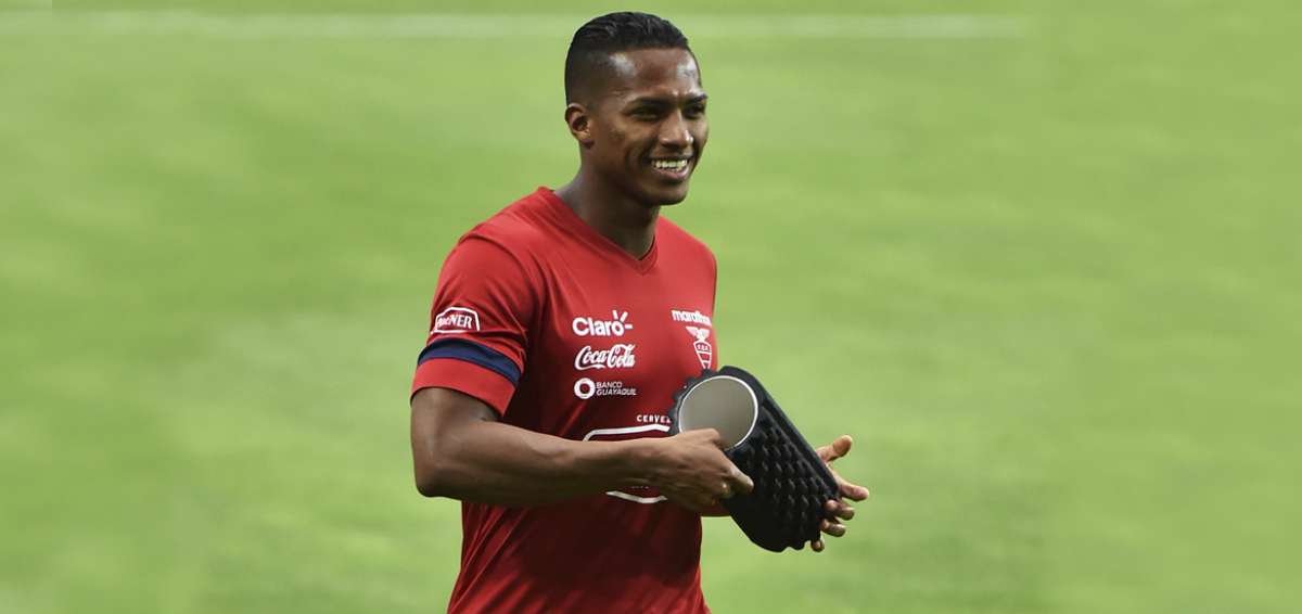 Antonio Valencia lleg&oacute; al pa&iacute;s