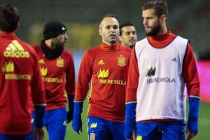 Andr&eacute;s Iniesta (c) es parte del combinado que dirige Vicente del Bosque que ya se encontraba en B&eacute;lgica para el amistoso. Foto: AFP