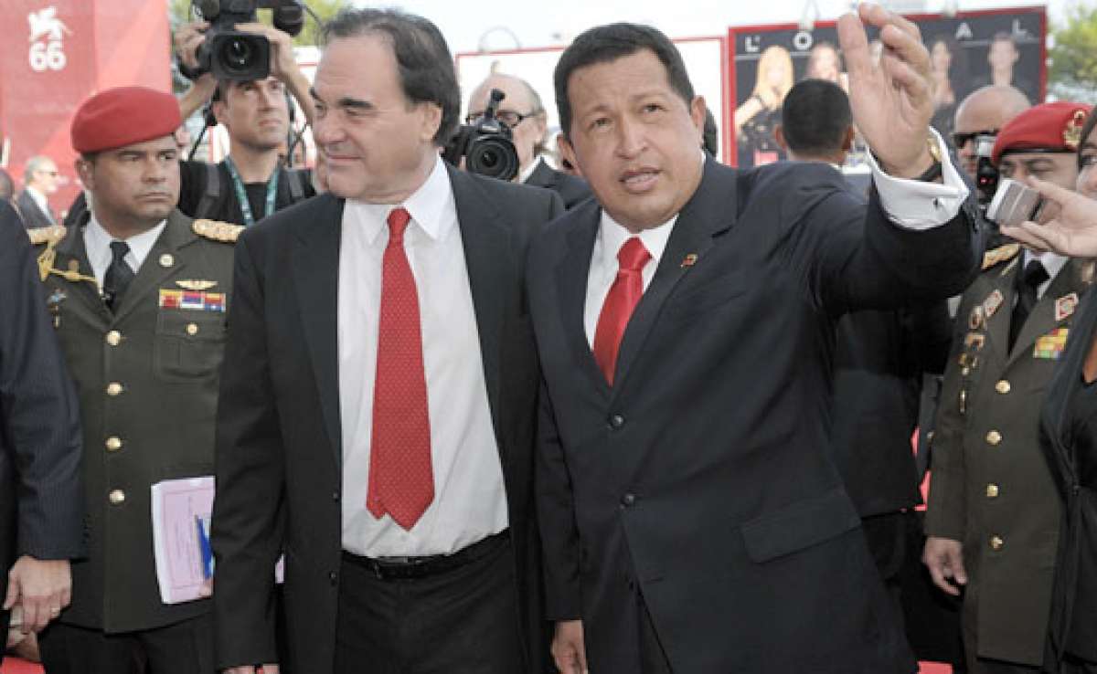 Oliver Stone y Hugo Ch&aacute;vez en el estreno de Al sur de la frontera en el Festival de Venecia. Foto: Internet