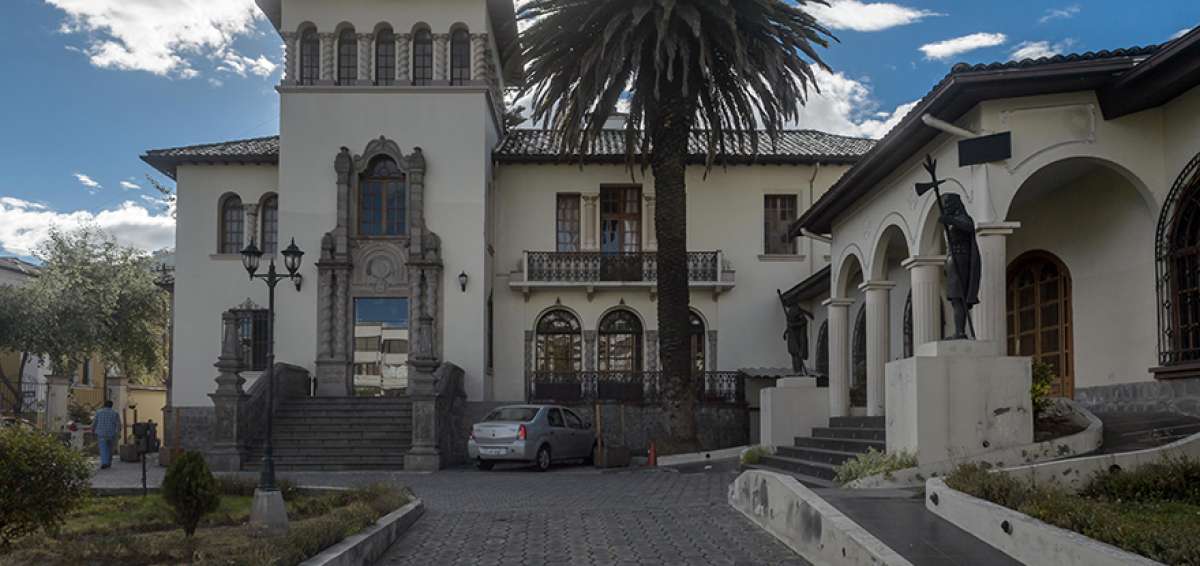 La Casa Mena Caama&ntilde;o, en la avenida 10 de Agosto y Alonso de Mercadillo, fue construida en 1940. 