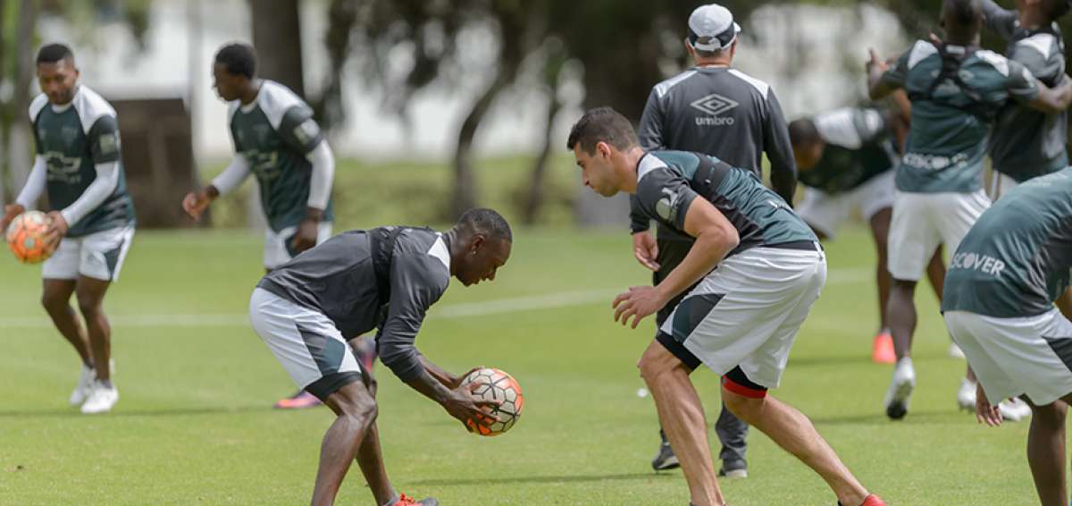 Los defensores An&iacute;bal Chal&aacute; (i) y el brasile&ntilde;o Lucas de Lima realizan trabajos en la cancha de entrenamiento de Liga de Quito, en Pomasqui. 