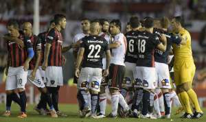 La violencia reaparece en f&uacute;tbol argentino con partido suspendido por incidentes