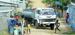 Los veh&iacute;culos distribuidores de agua circulan por calles sin pavimentar para ingresar a sectores perif&eacute;ricos de la parroquia Posorja.