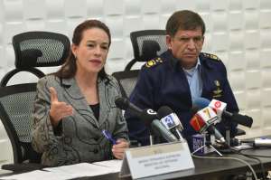 La ministra de Defensa, Mar&iacute;a Fernanda Espinosa junto al Teniente General Enrique Velasco, comandante de la Fuerza A&eacute;rea Ecuatoriana (FAE), explican lo sucedido con el helic&oacute;ptero siniestrado. Foto: Fernando Sandoval / El Tel&eacute;grafo
