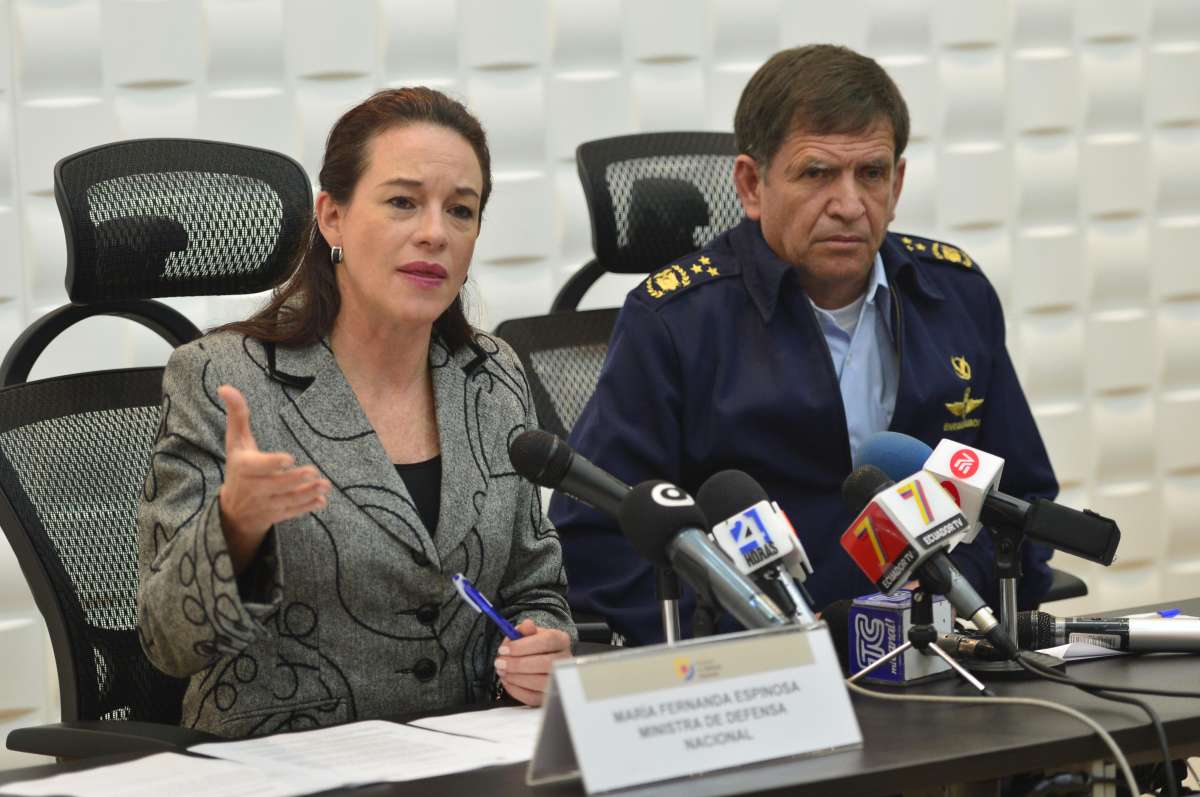 La ministra de Defensa, Mar&iacute;a Fernanda Espinosa junto al Teniente General Enrique Velasco, comandante de la Fuerza A&eacute;rea Ecuatoriana (FAE), explican lo sucedido con el helic&oacute;ptero siniestrado. Foto: Fernando Sandoval / El Tel&eacute;grafo