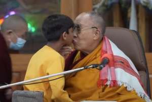 Dalai Lama, besó en la boca a un niño, en medio de un evento en India