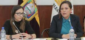 La exministra de Salud, Ver&oacute;nica Espinosa (izq.), en su &uacute;ltima visita a la Comisi&oacute;n de Fiscalizaci&oacute;n. Estuvo junto a la presidenta Johanna Cede&ntilde;o.