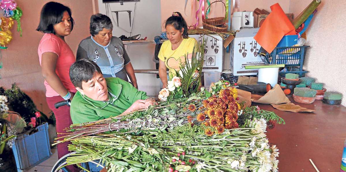 En la florister&iacute;a trabajan por turnos y todas cumplen con diferentes tareas. Nunca pierden el entusiasmo. Foto: Diana Ruiz