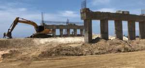 Hasta el momento se han construido los pilotes; adem&aacute;s las vigas prefabricadas ya est&aacute;n listas para colocarse para dar forma a la parte estructural del puente.