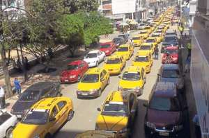 Los choferes de los carros de alquiler se apostaron en varias calles de la capital manabita. La manifestaci&oacute;n se desarroll&oacute; de forma pac&iacute;fica. Foto: Cortes&iacute;a.