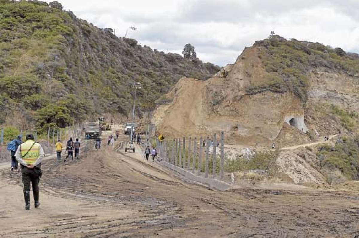 Los moradores de las parroquias de Checa y El Quinche realizan transbordos en el tramo de la v&iacute;a obstruida. Foto: Miguel Jim&eacute;nez.