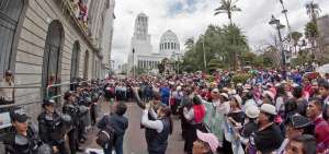 Agentes de la Polic&iacute;a Nacional custodiaron el edificio del Municipio, desde donde el alcalde dijo que respaldar&aacute; las peticiones del sector ind&iacute;gena