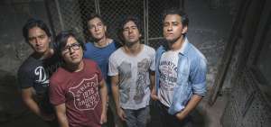 Enemigos P&uacute;blicos es una banda de garage rock, integrada por Ra&uacute;l y V&iacute;ctor Toledo, Pablo Altamirano, F&eacute;lix Toapanta y Jim C&oacute;rdova. 