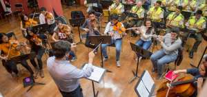 La OES ensay&oacute;, durante dos semanas, con m&uacute;sicos de una banda integrada por polic&iacute;as. El repertorio que presentaron el 11 de abril incluy&oacute; la &lsquo;Caballer&iacute;a ligera&rsquo;. 