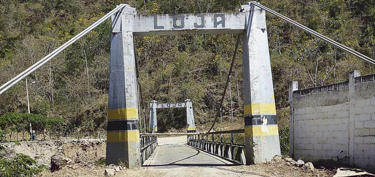 El puente que une  a las provincias de El Oro y Loja, en los cantones Portovelo y Chaguarpamba, est&aacute; inhabilitado.