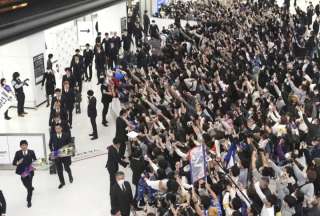 Los jugadores de Japón fueron recibidos con aplausos en el regreso a su país. 