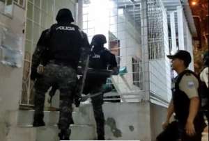 Unidades policiales realizan controles y patrullajes durante el operativo Apolo 4 en Guayaquil.